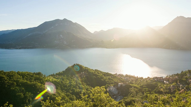 在一个美丽的阳光明媚的日子，湖与山的背景全景视频素材