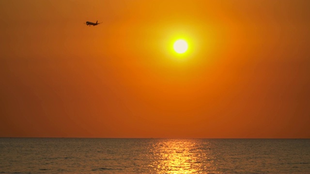 CINEMAGRAPH -喷气机飞行在日落对金色的天空视频素材