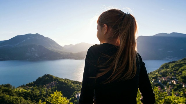 一名女子在意大利旅游，欣赏科莫湖的壮丽景色视频素材