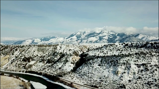 鸟瞰黄石河上的雪山视频素材