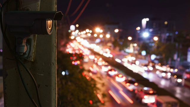 闭路电视监控摄像头在夜间运行在交通道路上视频素材