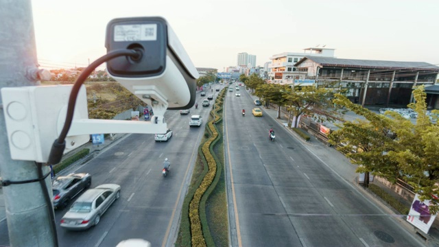 闭路电视监控摄像机在交通道路上运行视频素材