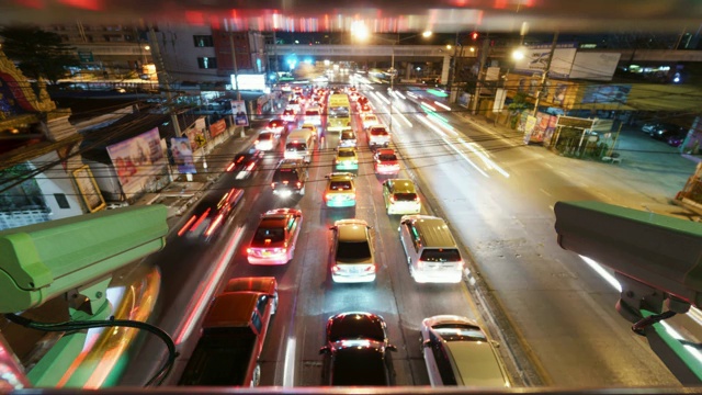 闭路电视监控摄像头在夜间运行在交通道路上视频素材