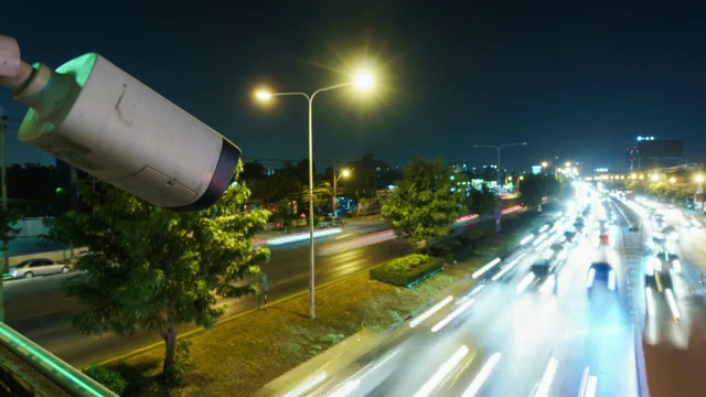 闭路电视监控摄像头在夜间运行在交通道路上视频素材