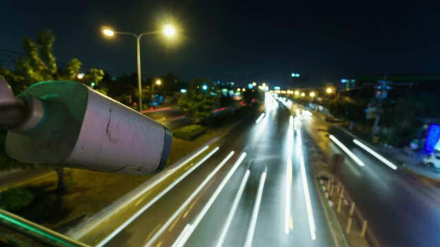 闭路电视监控摄像头在夜间运行在交通道路上视频素材