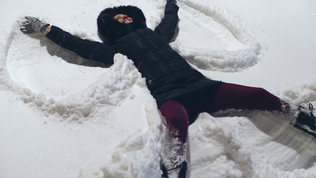 做雪天使的女人视频素材