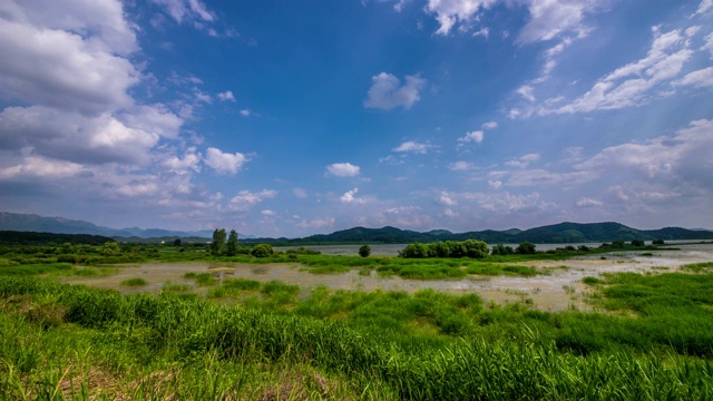 韩国昌宁县的Uponeup湿地和蓝天视频素材