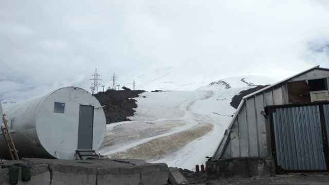 山营地。冬季高海拔山脉的顶峰视频素材