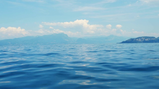 移动的加尔达湖全景，意大利视频素材