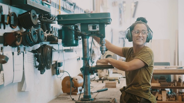 女金属工人使用钻床(慢动作)视频素材