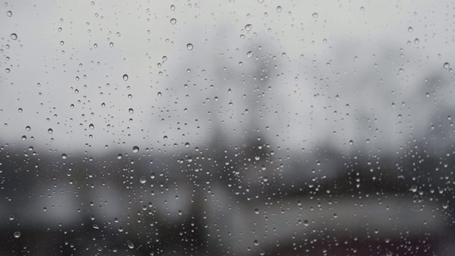 德国的一场夏天的大雨——透过窗户看到的焦点是雨滴视频素材