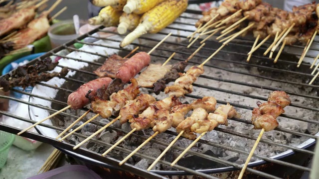 近手烤猪肉/牛肉烧烤，泰国街头食物，曼谷，泰国视频素材