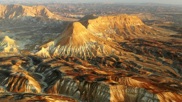 空中:以色列内盖夫沙漠中的山脉、峡谷和峡谷视频素材