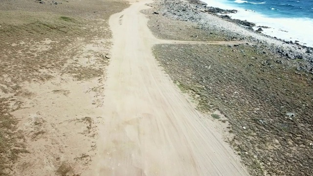 空中前进缓慢:通往阿鲁巴Oranjestad Aruba海滩的路径视频素材