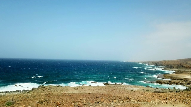 空中上升:阿鲁巴Oranjestad Aruba的广阔海洋和海的壮丽景色视频素材