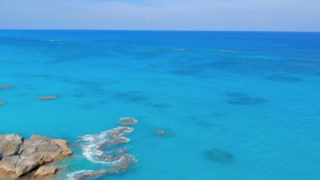 空中向前上升:百慕大西班牙角壮丽的蓝色水域视频素材