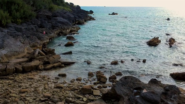 空中向前:百慕大西班牙角的海浪触摸百慕大的岩石海岸视频素材