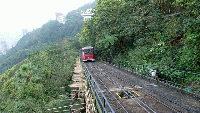 香港山顶的观光电车视频素材