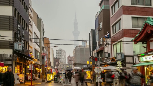 人们走在东京天空树在背景附近浅草模板-日本东京浅草视频素材