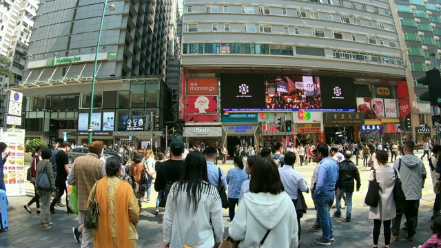 漫步在香港的尖沙咀地区视频素材