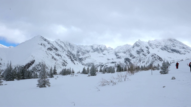 在波兰的Zakopane徒步旅行期间，山峰完全被新雪覆盖视频素材