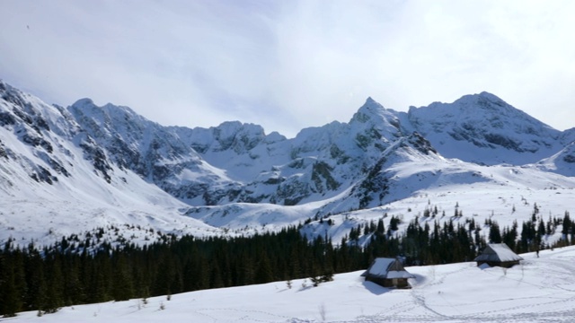 在波兰的Zakopane，山峰上满是新雪视频素材