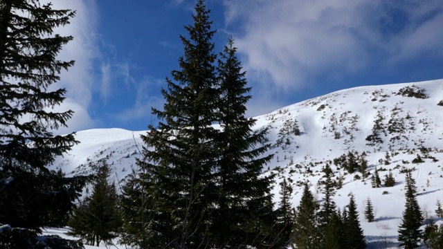 在波兰的Zakopane，山峰上满是新雪视频素材