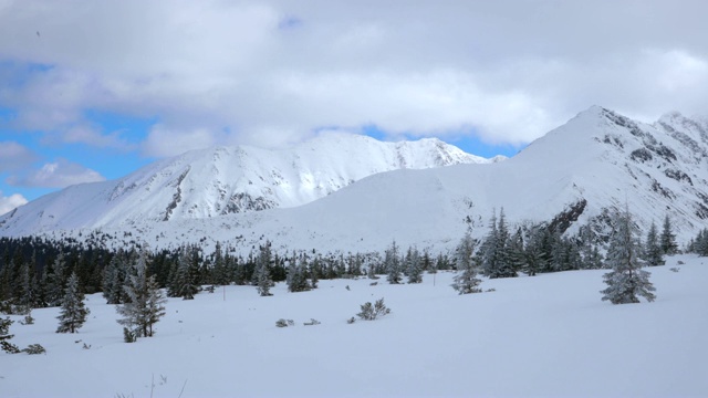 在波兰的Zakopane，山峰上满是新雪视频素材