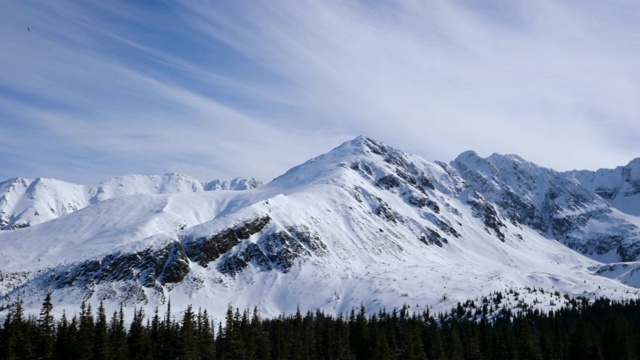 在波兰的Zakopane徒步旅行期间，山峰完全被新雪覆盖视频素材