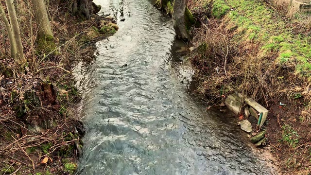 狭窄的河流从上面流过河床视频素材