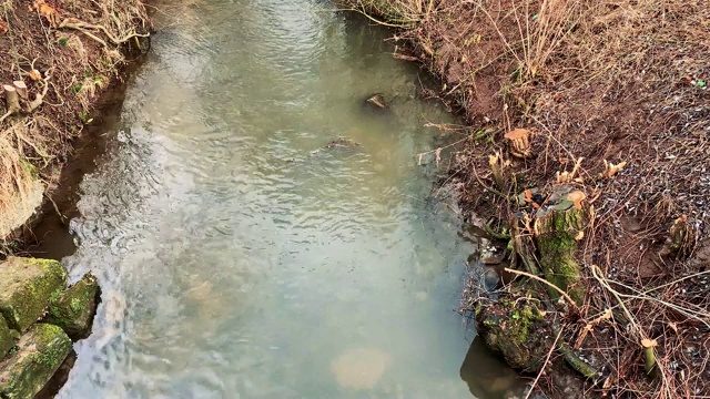 狭窄的河流从上面流过河床视频素材