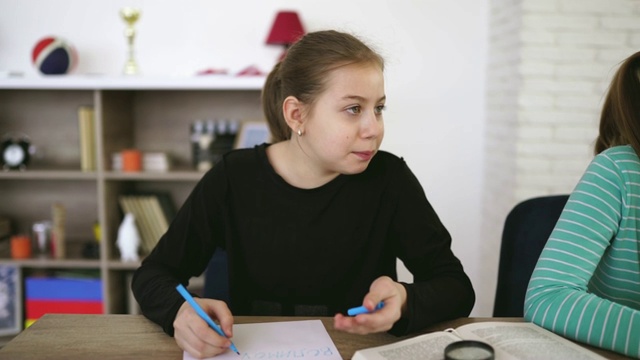 可爱的女孩独自在家学习视频素材