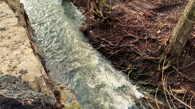 沿着石墙湍急的河流视频素材