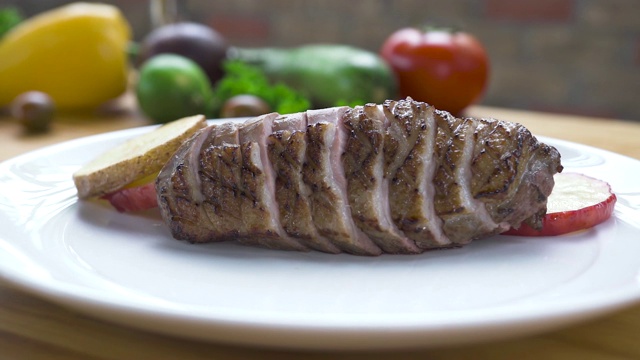 厨师把肉片和油炸蔬菜放在菜上。食品设计和造型。在肉店烹饪准备好的部分。食物烹饪概念视频素材