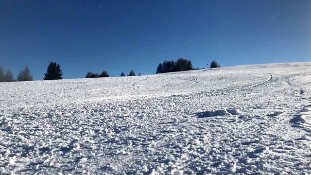 慢动作:滑雪者在镜头前雕刻和喷雪视频下载