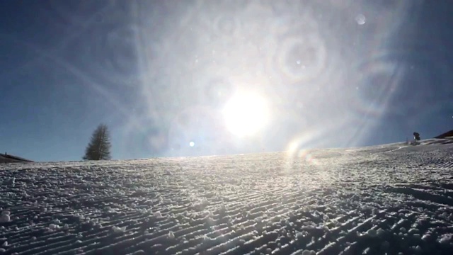 慢动作:滑雪者在镜头前雕刻和喷雪视频下载