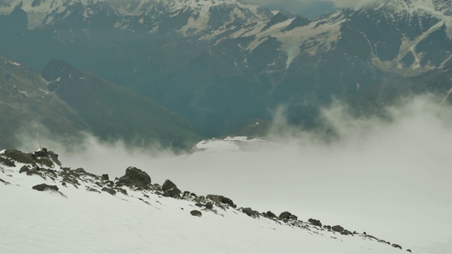 高加索山脉。东古兹奥伦巴什冰川视频素材