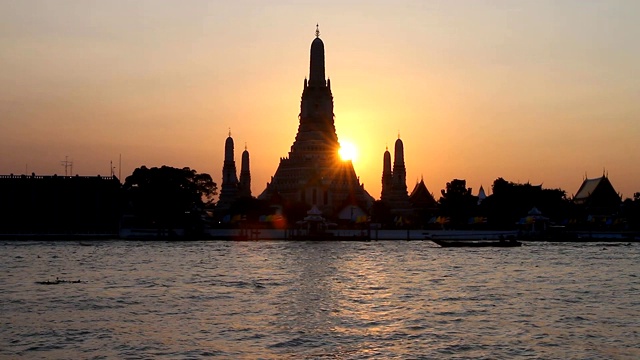 Wat Arun Temple at a beautiful sunset and Chao Phraya river在曼谷，泰国。视频素材