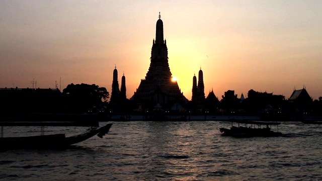 Wat Arun Temple at a beautiful sunset and Chao Phraya river在曼谷，泰国。视频素材