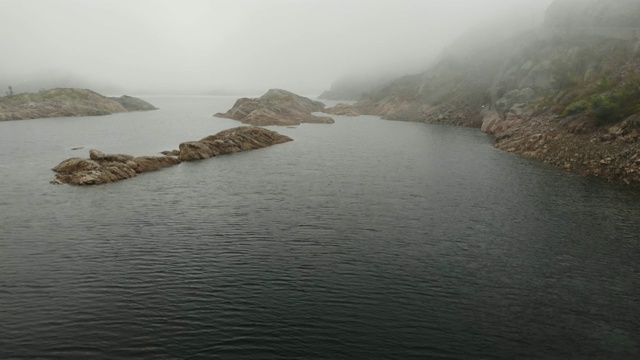 鸟瞰图。挪威山区的湖泊视频素材