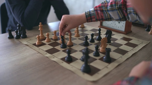 男孩们在下棋中走棋视频素材