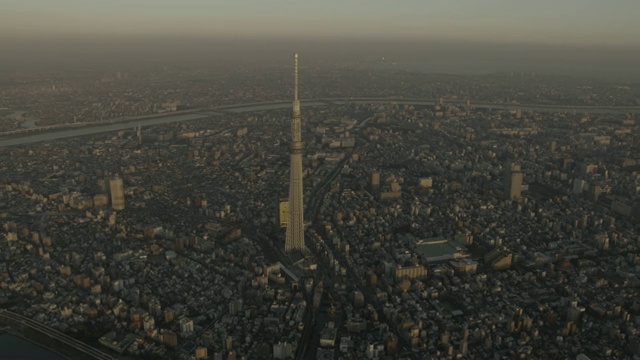 日本日落时东京天空树上空的航迹。视频素材