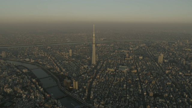 日本日落时东京天空树上空的航迹。视频素材