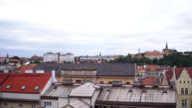 在雨天，布拉格Vyšehrad附近的住宅楼的橙色屋顶视频素材