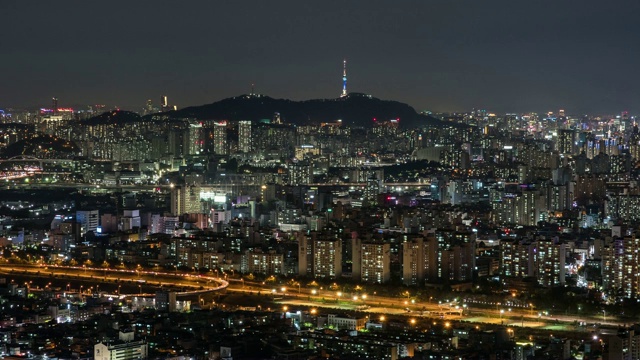 夜景正南川溪和北首尔塔(旅游景点)下的城市建筑视频素材