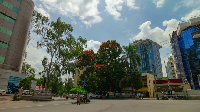 阳光明媚的一天班加罗尔城市著名的市中心交通街道广场全景4k时间推移印度视频素材