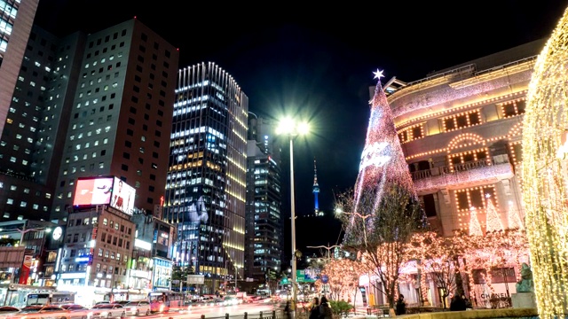 夜景圣诞树和北首尔塔(旅游景点)在明洞地区，首尔视频素材