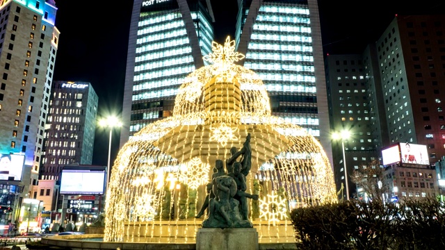 首尔明洞地区的圣诞树和城市建筑夜景视频素材