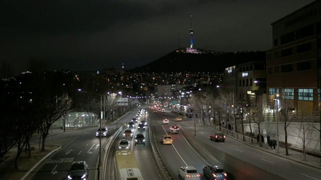 夜景道路上的交通和遥远的北首尔塔(旅游景点)在梨泰院地区，首尔视频素材