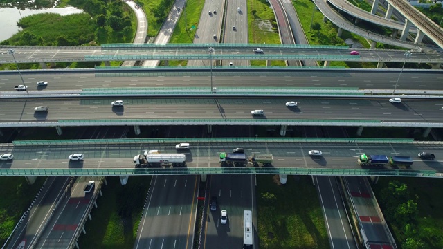 公路路口鸟瞰图。视频素材